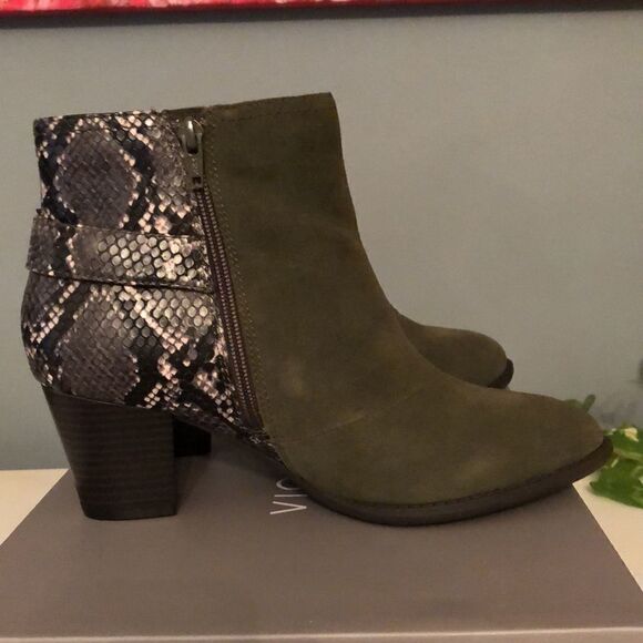 NIB Vionic Upright Naomi Snake Print Booties O
Green Plant Mom Size 8.5 Wide - Picture 4 of 6